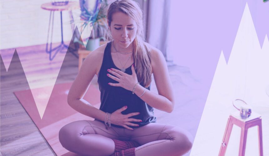 La cohérence cardiaque est une technique de respiration illustrée sur cette photo par une jeune femme sur un tapis en train de respirer calmement