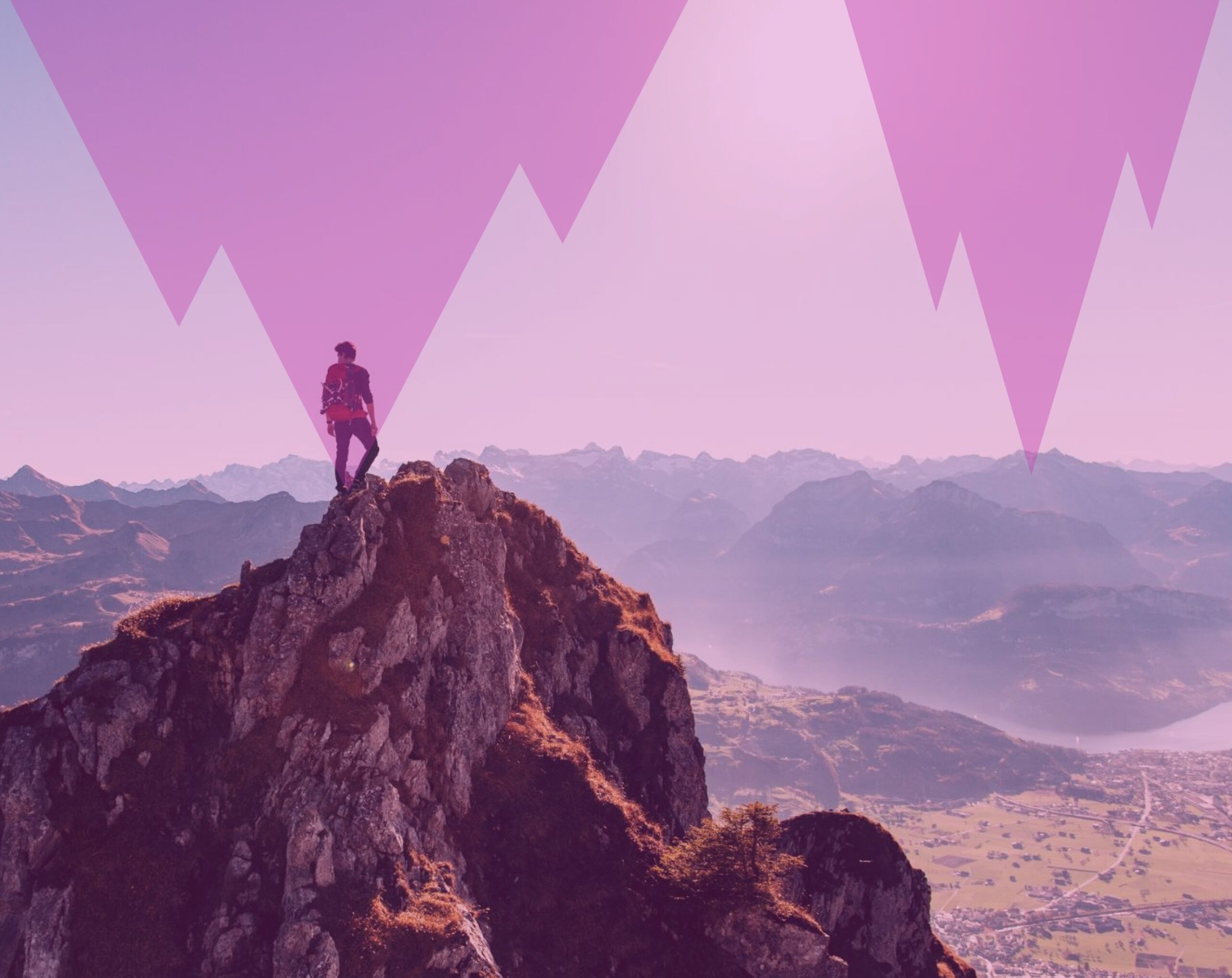 Personne debout au sommet d'une montagne contemplant un vaste paysage naturel, symbolisant la congruence, l'accomplissement personnel, la sérénité et l'harmonie intérieure.
