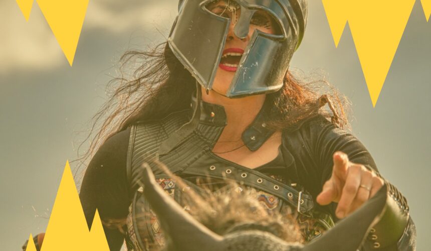une femme sur un cheval, armée d'une armure, qui représente la protection émotionnelle