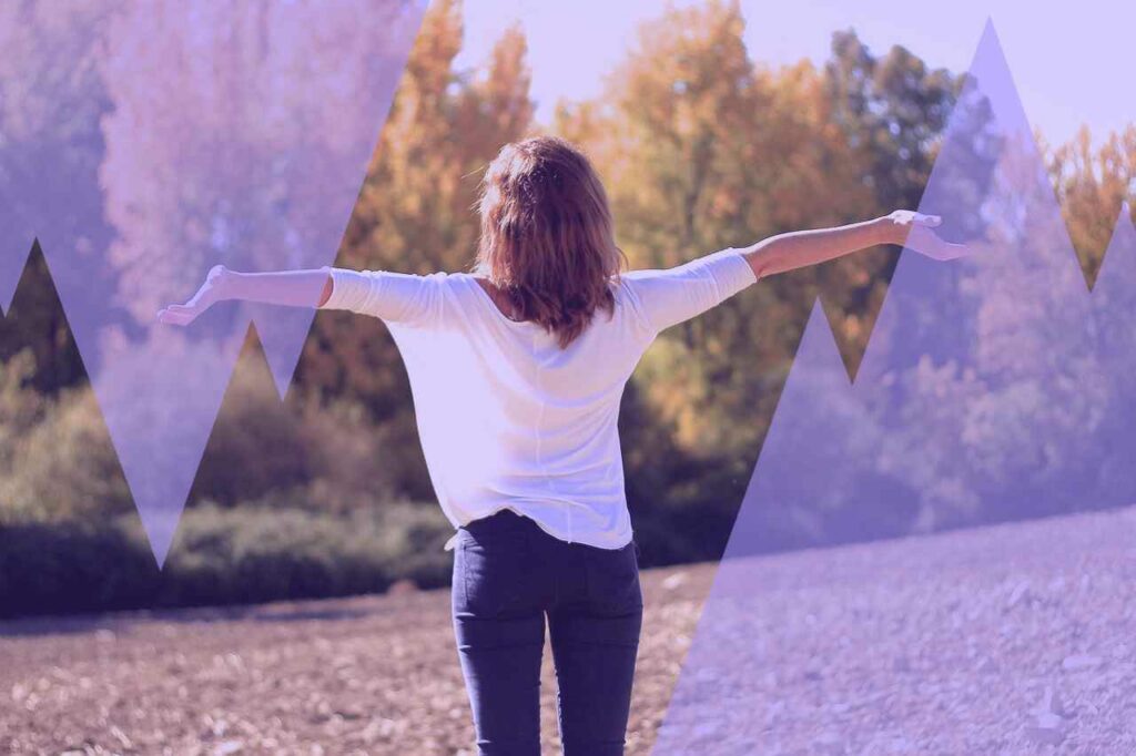 Femme pratiquant la cohérence cardiaque en pleine nature pour réduire le stress et retrouver l’équilibre