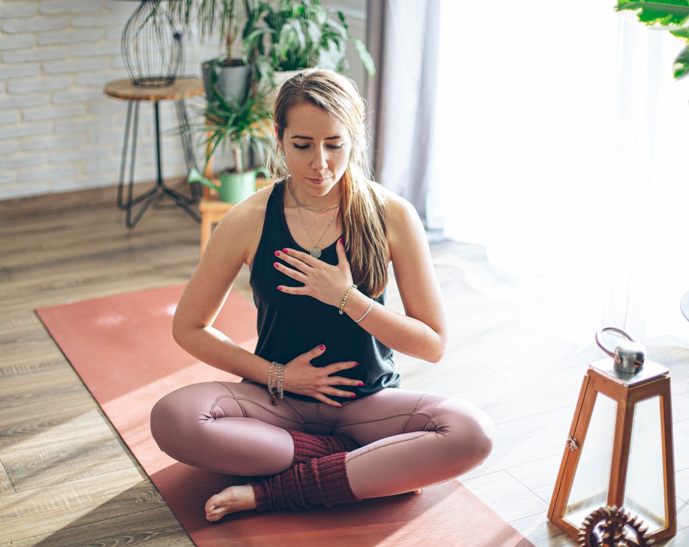 La cohérence cardiaque est une technique de respiration illustrée sur cette photo par une jeune femme sur un tapis en train de respirer calmement