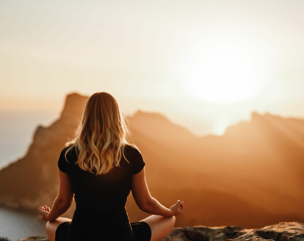 La méditation est un excellent outil pour développer la congruence intérieure, se recentrer sur soi et écouter ses émotions.
