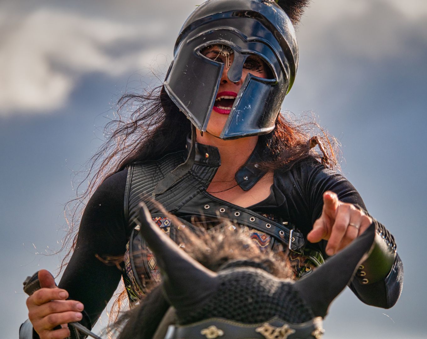 une femme sur un cheval, armée d'une armure, qui représente la protection émotionnelle