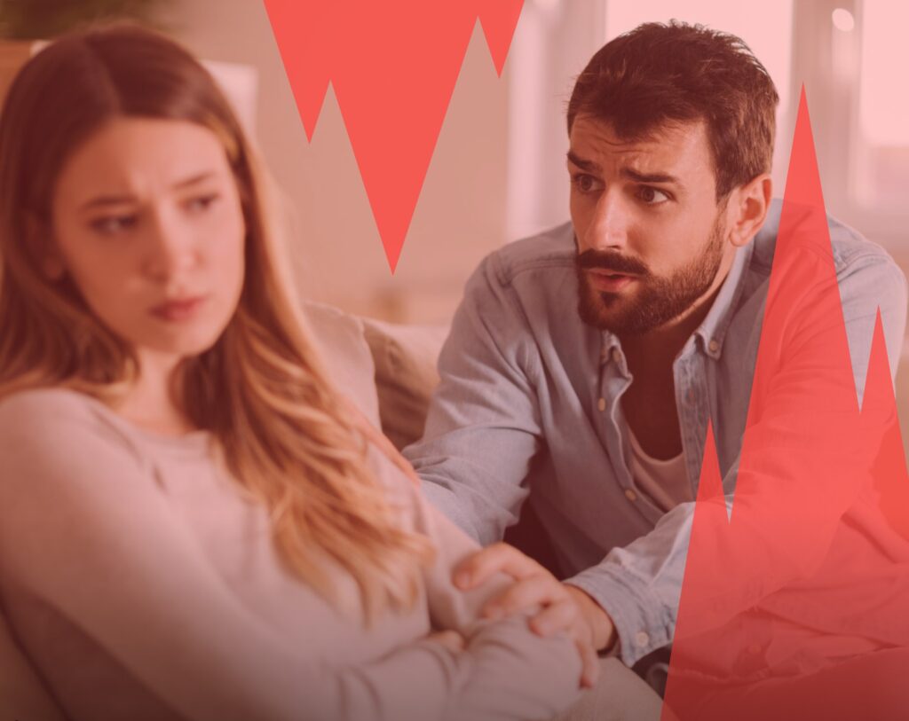 Homme tentant de se faire pardonner auprès d’une femme fâchée, illustrant la difficulté de demander pardon dans une relation