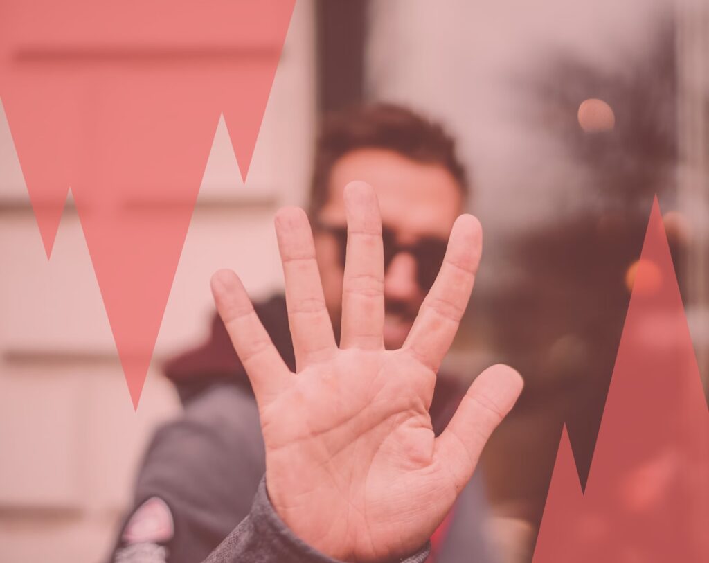 Photo symbolisant le fait d’oser dire non : une personne tend la main pour marquer une limite avec assurance