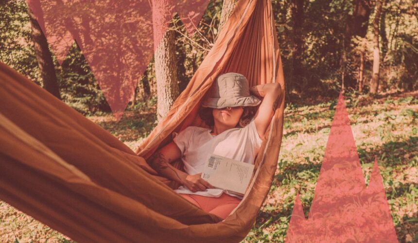 Femme détendue allongée dans un hamac en pleine nature, lisant et profitant du calme pour réduire son stress et se recentrer.