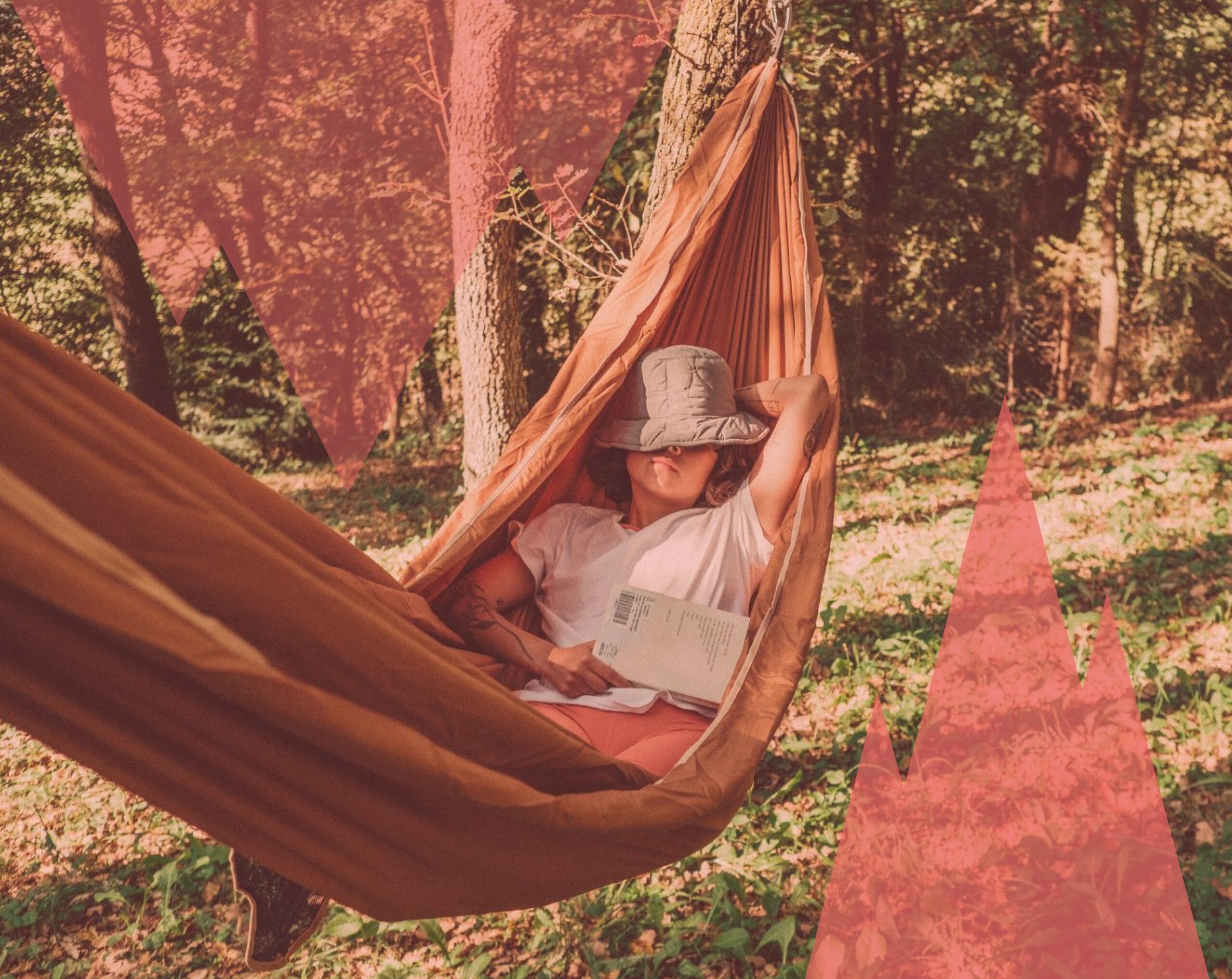 Femme détendue allongée dans un hamac en pleine nature, lisant et profitant du calme pour réduire son stress et se recentrer.