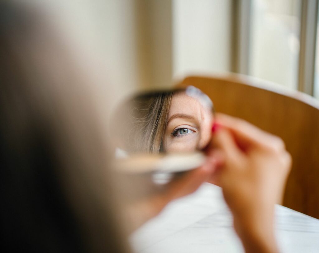 Cette femme représentant une femme qui se regarde dans un miroir symbole le fait que les relations amoureuses agissent souvent comme des miroirs