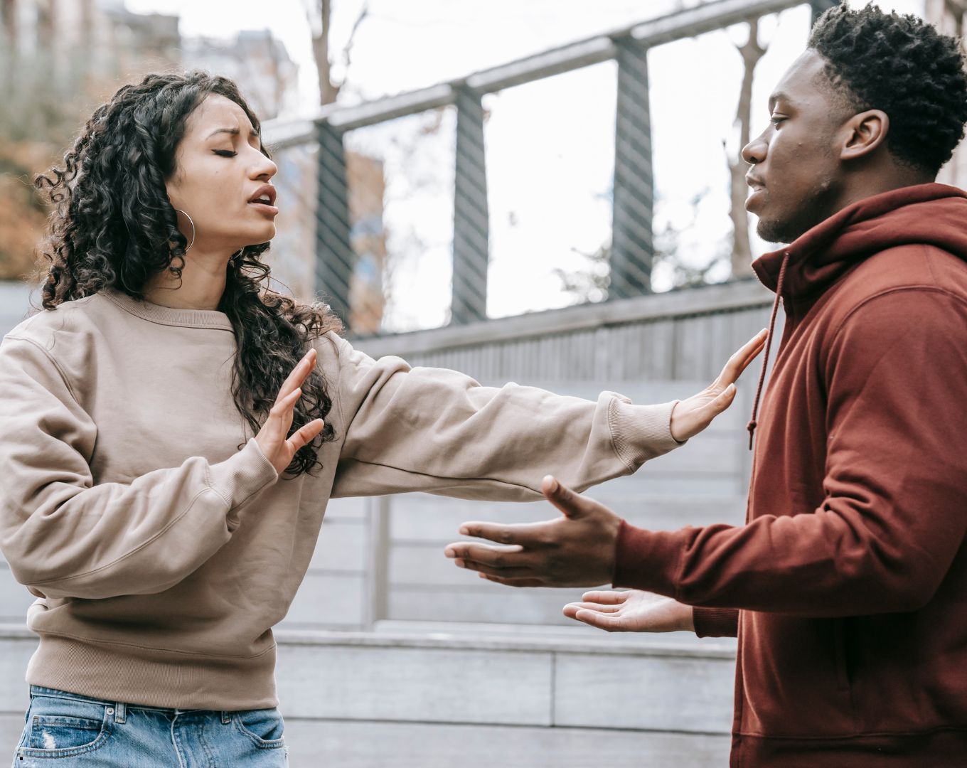 Arrêter d'être passif-agressif : un couple se dispute en rue