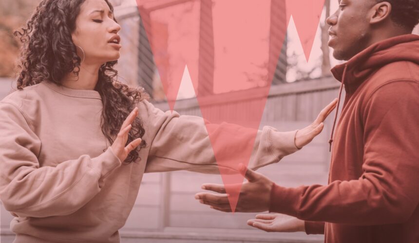 Arrêter d'être passif-agressif : un couple se dispute en rue, illustrant le type de comportement passif agressif.