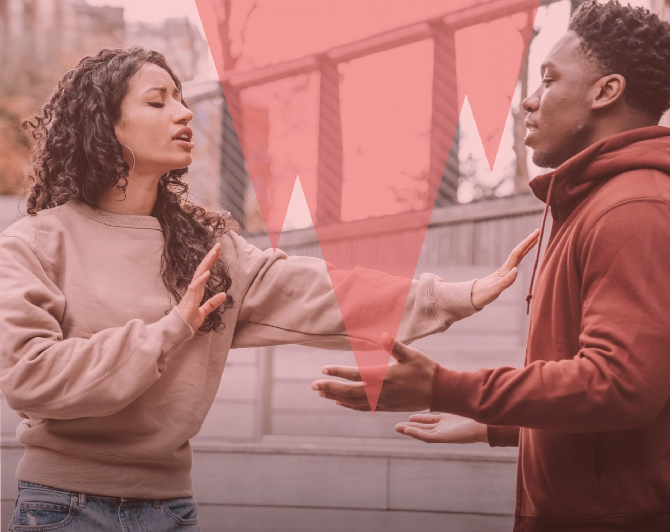 Arrêter d'être passif-agressif : un couple se dispute en rue, illustrant le type de comportement passif agressif.