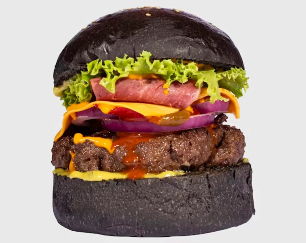 Un burger original, avec du pain noir qui représente la préférence intuition du MBTI et l'originalité