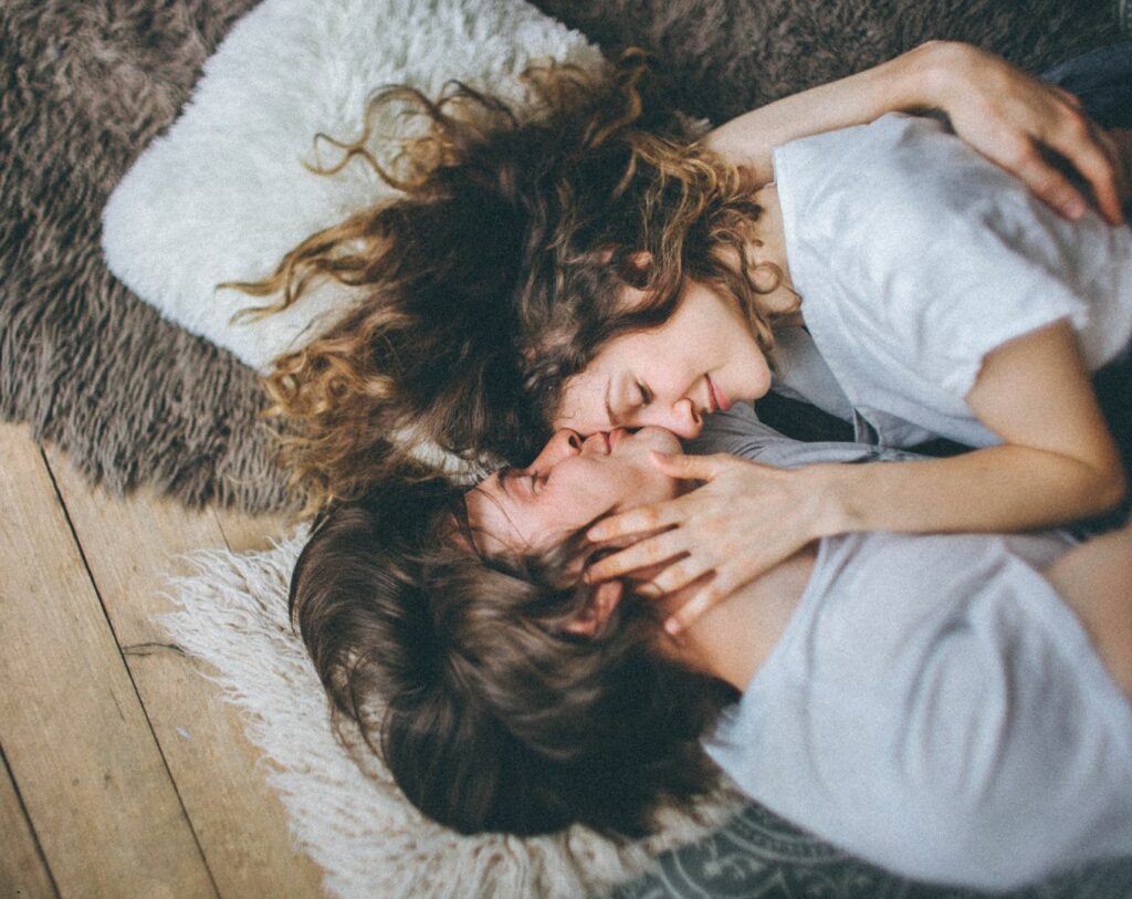 Deux ex se retrouvent après un ancien amour, ils sont posés sur un tapis et se font un câlin