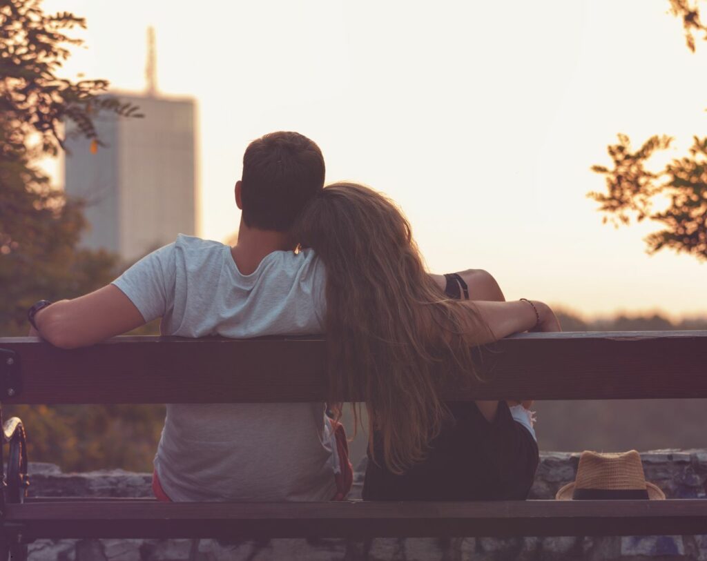 Deux amoureux sur un banc, symbolisant la reprise de contact avec un ancien amour