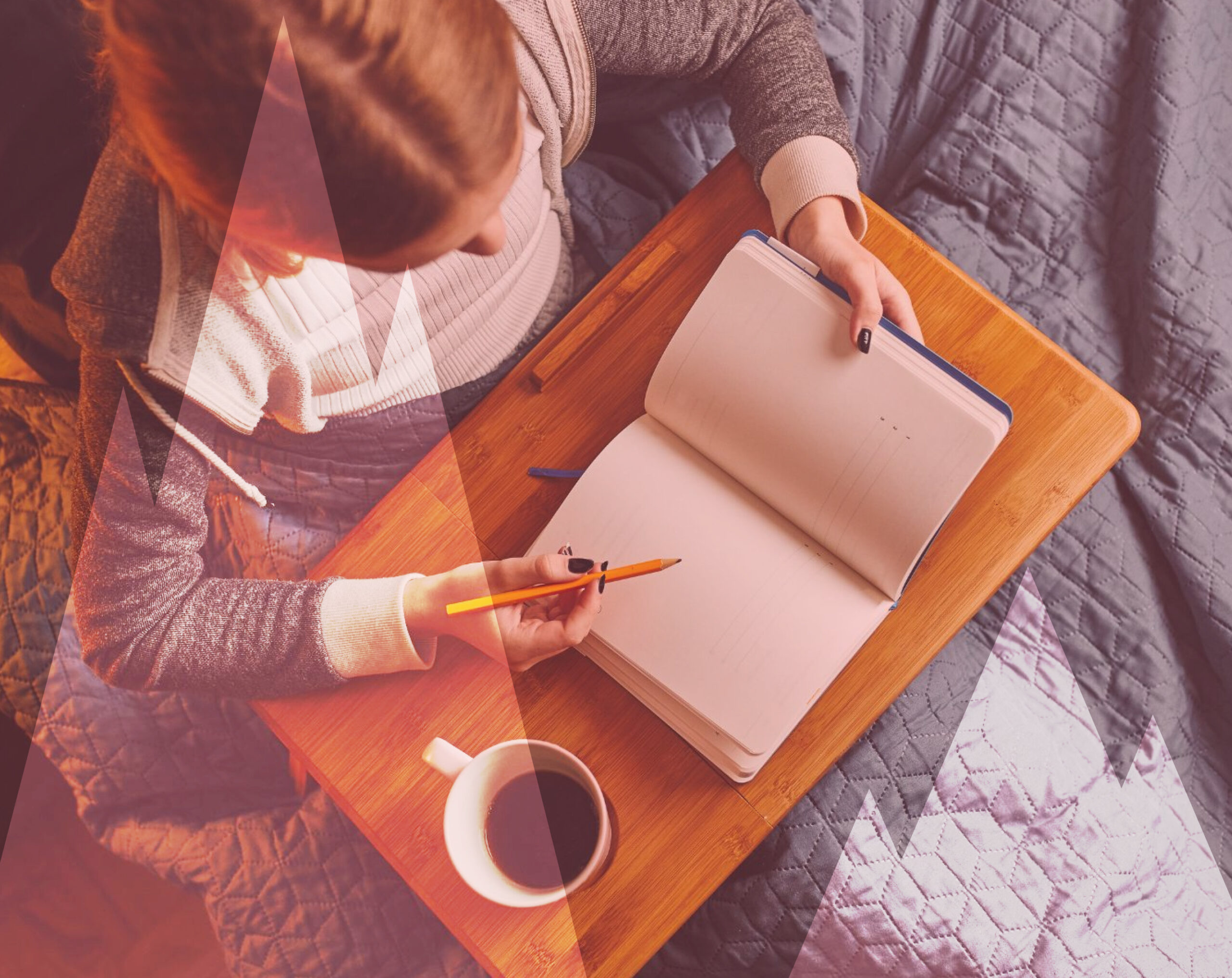 Femme écrivant dans un carnet avec une tasse de café, pratique de journaling introspectif à la maison