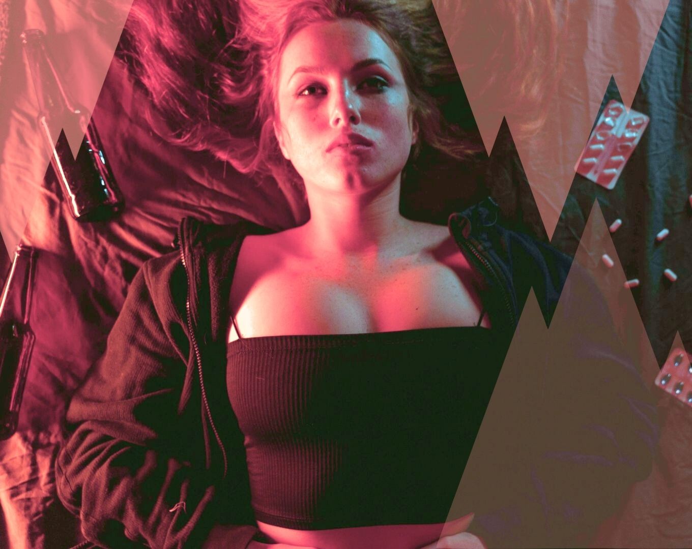 Une femme couchée, remplie de désespoir, symbolisant la drama queen de la bande