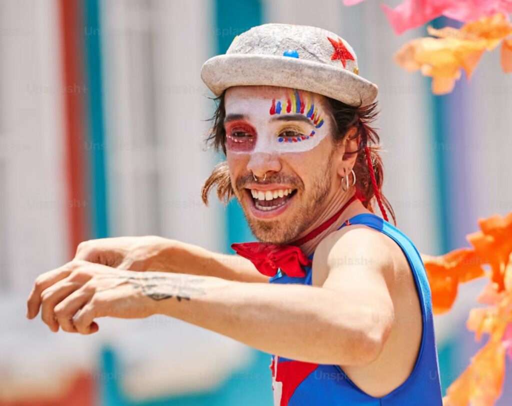 Le masque du rigolo représentant par un homme déguisé en clown, qui fait un spectacle dans la rue