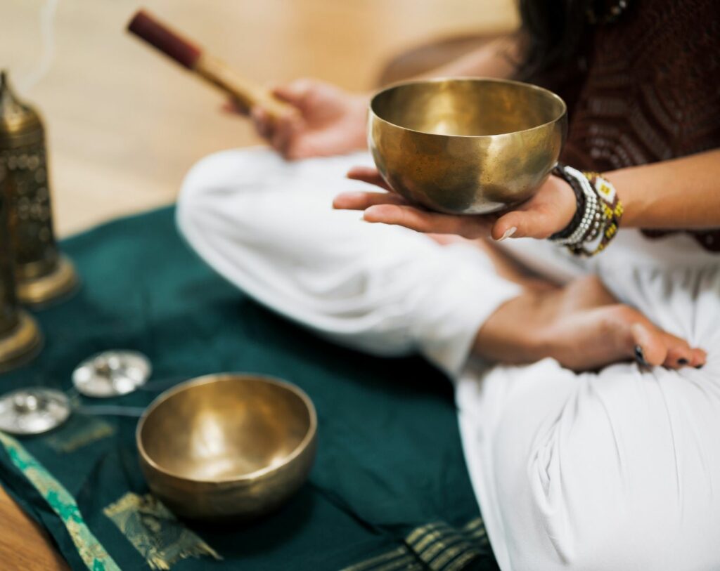 La sonothérapeute utilise des instruments lors de la séance de sonothérapie