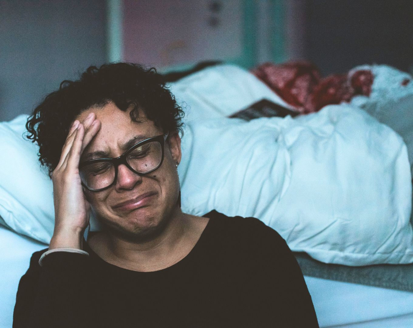 Femme qui pleure, représentant les violences pscyhologiques subies dans un couple