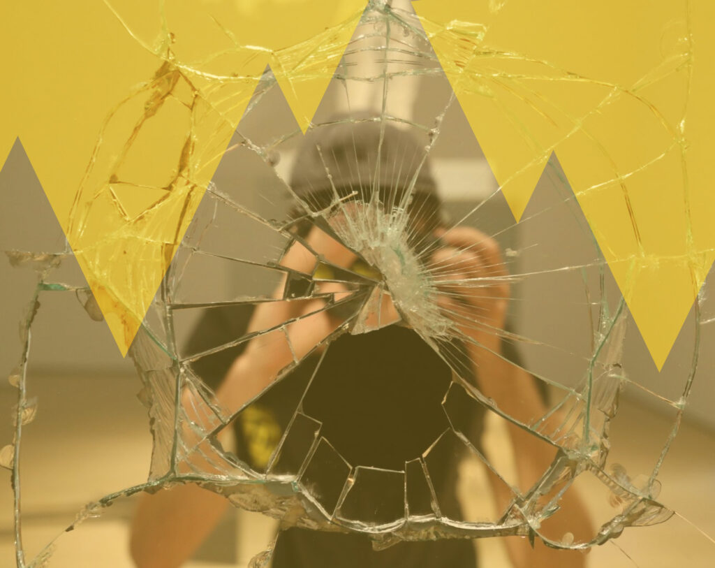 Un miroir cassé symbolisant la déconstruction de l'égo pour mieux se comprendre et se libérer.