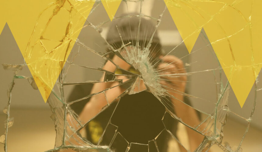 Un miroir cassé symbolisant la déconstruction de l'égo pour mieux se comprendre et se libérer.