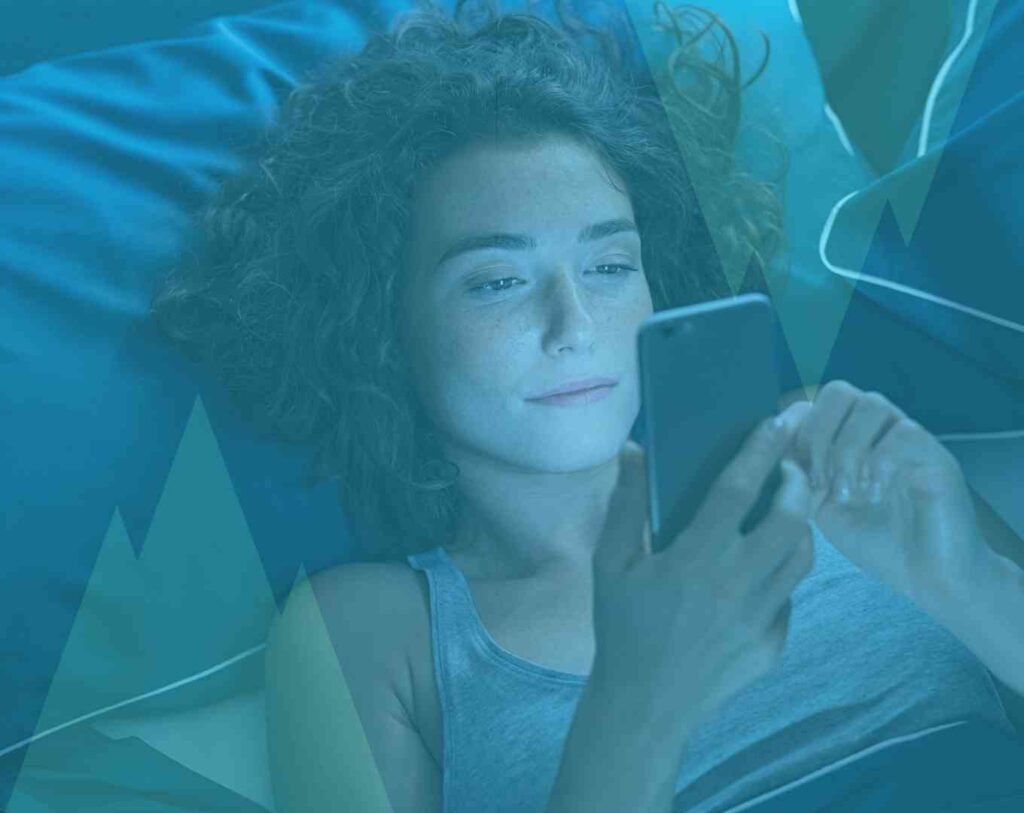 scroller à l'infini le soir avant de dormir porte un nom : la revenge bedtime procrastination