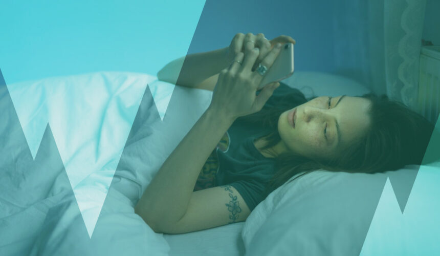 Revenge bedtime procrastination : pourquoi tu scrolles au lieu de dormir (et comment arrêter)