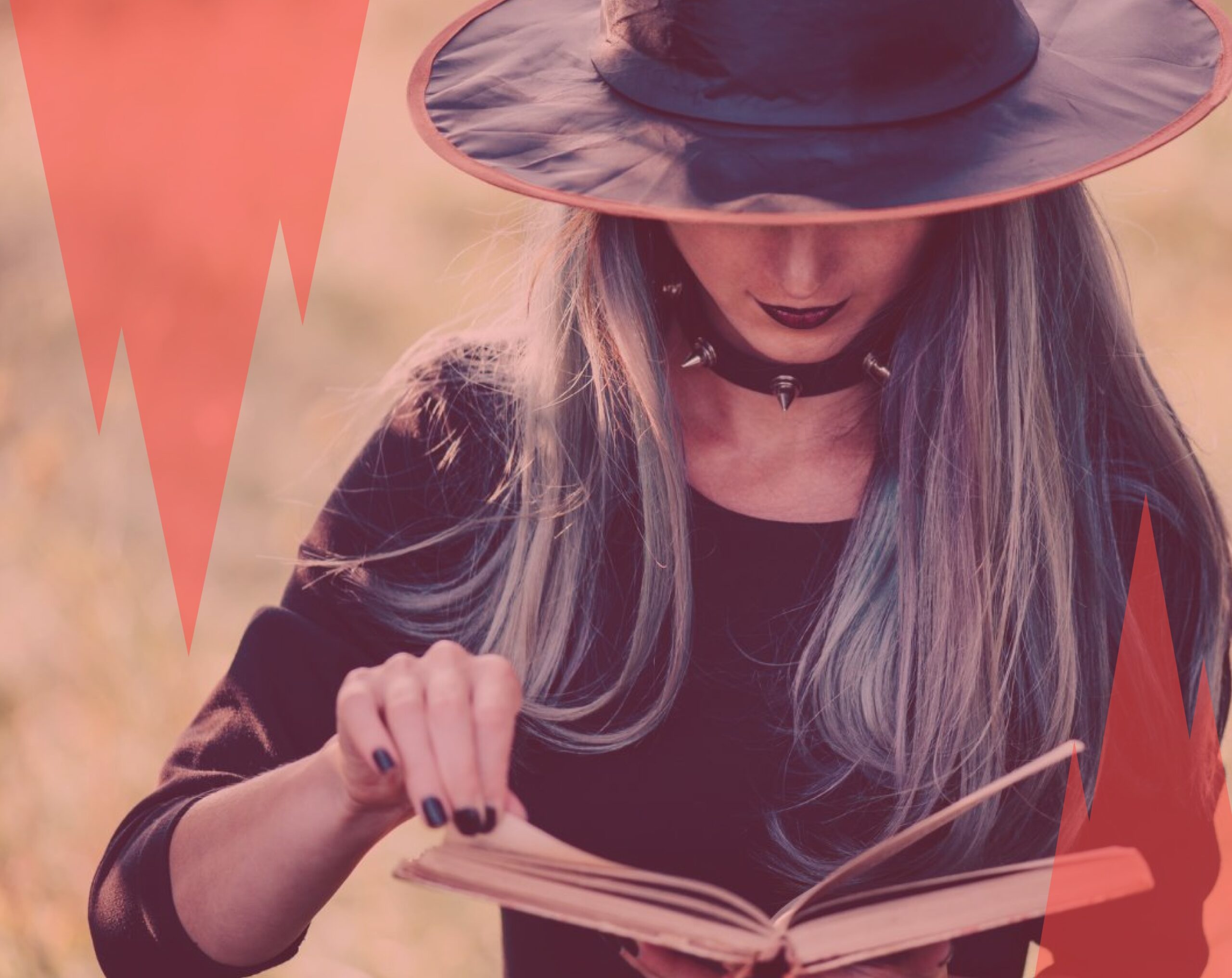 Femme en tenue de sorcière lisant un grimoire, symbole de pouvoir intérieur et de douceur affirmée — illustration de l’article “Trop gentille ?”