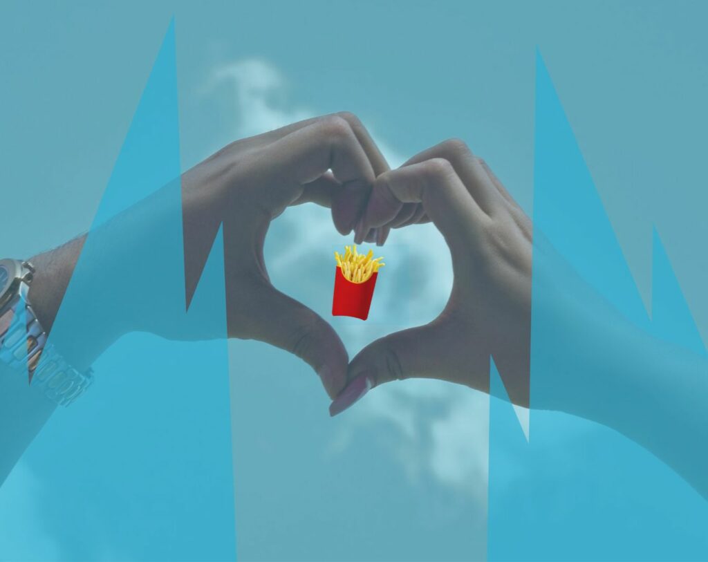 Deux mains formant un cœur vers le ciel, symbolisant l'auto-compassion, l'amour de soi et l'acceptation dans un contexte apaisant.