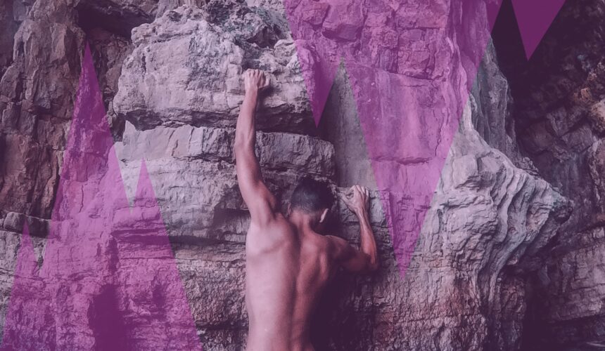 Homme torse nu qui grimpe une paroi rocheuse au-dessus de l’eau, image illustrant pourquoi je choisis toujours le même type de mecs difficiles à atteindre