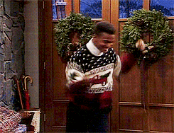 Gif de Noël pour illustrer le calendrier de l'Avent de développement personnel : Carlton (le prince de Bel Air) danse devant une porte d'entrée avec un pull de Noël