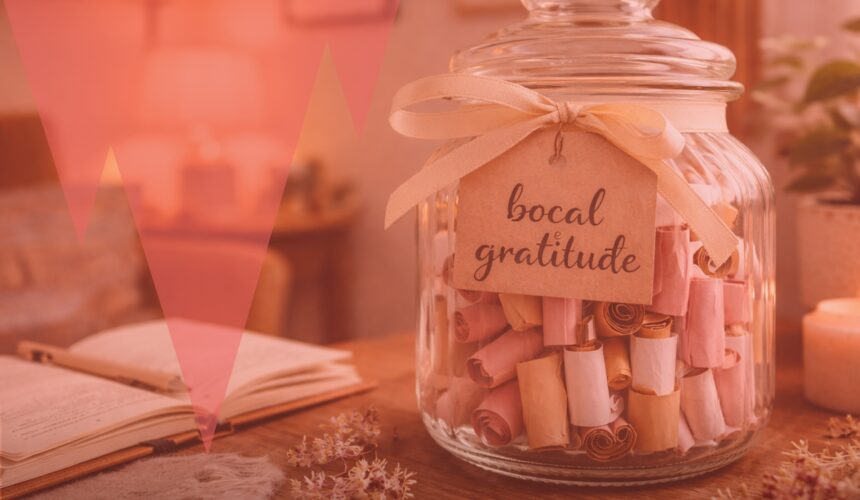 Bocal de gratitude rempli de petits mots, posé dans un intérieur chaleureux, pour illustrer un challenge gratitude de 7 jours et la pratique quotidienne de la gratitude
